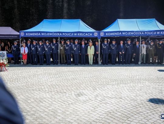 Świętokrzyscy policjanci podczas Wojewódzkich Obchodów Święta Policji przed Tężnią Solankową w Busku-Zdroju