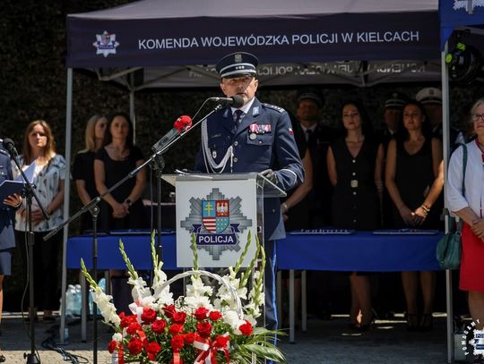 Świętokrzyscy policjanci podczas Wojewódzkich Obchodów Święta Policji przed Tężnią Solankową w Busku-Zdroju