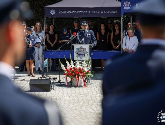 Świętokrzyscy policjanci podczas Wojewódzkich Obchodów Święta Policji przed Tężnią Solankową w Busku-Zdroju