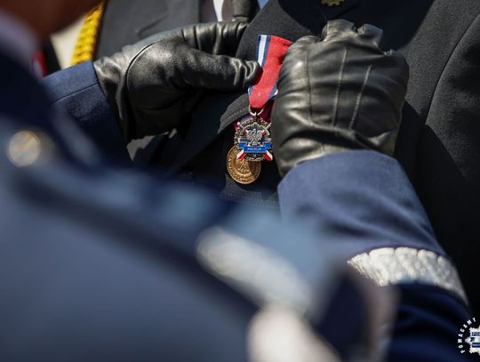 Świętokrzyscy policjanci podczas Wojewódzkich Obchodów Święta Policji przed Tężnią Solankową w Busku-Zdroju