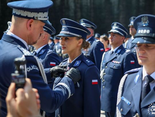Świętokrzyscy policjanci podczas Wojewódzkich Obchodów Święta Policji przed Tężnią Solankową w Busku-Zdroju