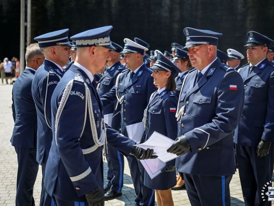Świętokrzyscy policjanci podczas Wojewódzkich Obchodów Święta Policji przed Tężnią Solankową w Busku-Zdroju