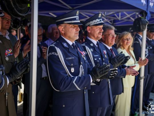 Świętokrzyscy policjanci podczas Wojewódzkich Obchodów Święta Policji przed Tężnią Solankową w Busku-Zdroju
