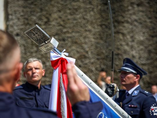 Świętokrzyscy policjanci podczas Wojewódzkich Obchodów Święta Policji przed Tężnią Solankową w Busku-Zdroju
