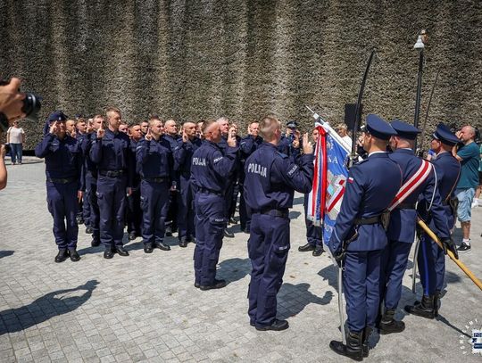 Świętokrzyscy policjanci podczas Wojewódzkich Obchodów Święta Policji przed Tężnią Solankową w Busku-Zdroju