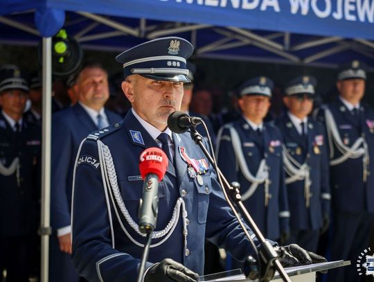 Świętokrzyscy policjanci podczas Wojewódzkich Obchodów Święta Policji przed Tężnią Solankową w Busku-Zdroju