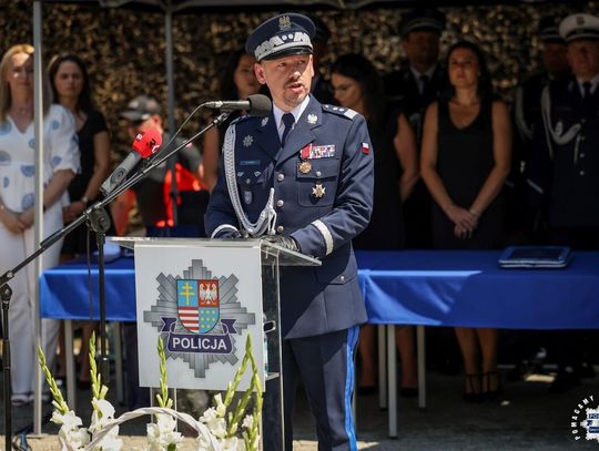 Świętokrzyscy policjanci podczas Wojewódzkich Obchodów Święta Policji przed Tężnią Solankową w Busku-Zdroju