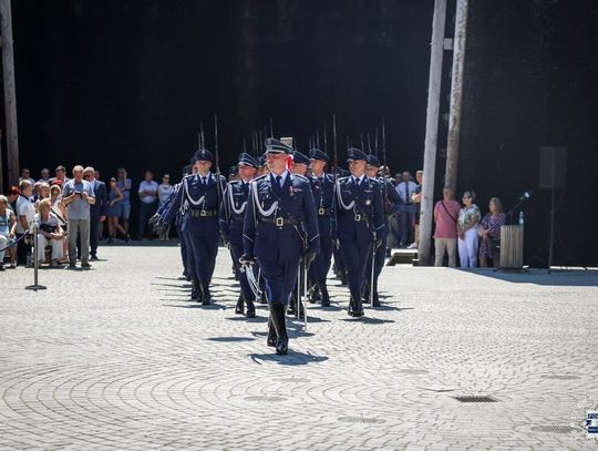 Świętokrzyscy policjanci podczas Wojewódzkich Obchodów Święta Policji przed Tężnią Solankową w Busku-Zdroju