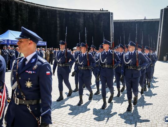 Świętokrzyscy policjanci podczas Wojewódzkich Obchodów Święta Policji przed Tężnią Solankową w Busku-Zdroju