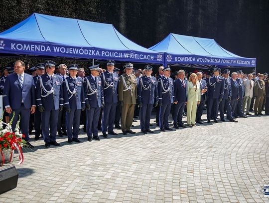 Świętokrzyscy policjanci podczas Wojewódzkich Obchodów Święta Policji przed Tężnią Solankową w Busku-Zdroju