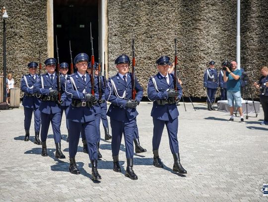 Świętokrzyscy policjanci podczas Wojewódzkich Obchodów Święta Policji przed Tężnią Solankową w Busku-Zdroju