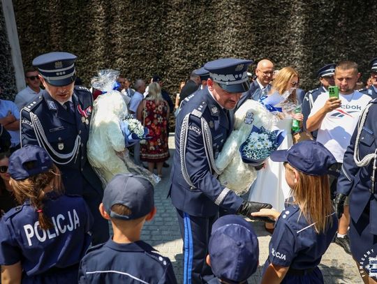 Świętokrzyscy policjanci podczas Wojewódzkich Obchodów Święta Policji przed Tężnią Solankową w Busku-Zdroju