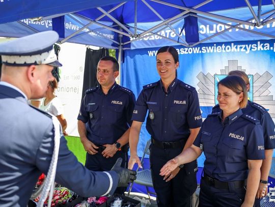 Świętokrzyscy policjanci podczas Wojewódzkich Obchodów Święta Policji przed Tężnią Solankową w Busku-Zdroju