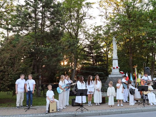 Uczestnicy działań Miejsko-Gminnego Centrum Kultury w Oleśnicy podczas wydarzenia kulturalnego