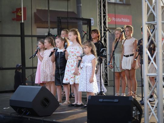 Uczestnicy działań Miejsko-Gminnego Centrum Kultury w Oleśnicy podczas wydarzenia kulturalnego