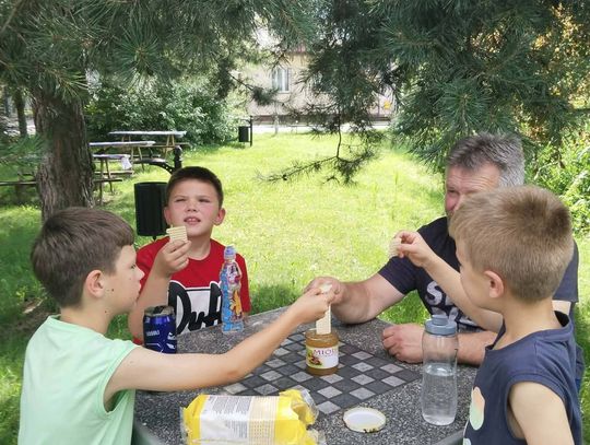 Uczestnicy działań Miejsko-Gminnego Centrum Kultury w Oleśnicy podczas wydarzenia kulturalnego