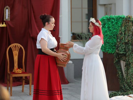 Uczestnicy działań Miejsko-Gminnego Centrum Kultury w Oleśnicy podczas wydarzenia kulturalnego