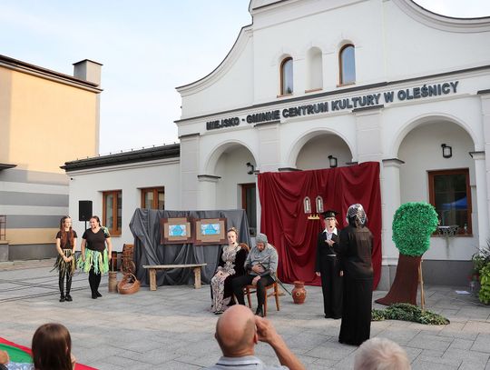 Uczestnicy działań Miejsko-Gminnego Centrum Kultury w Oleśnicy podczas wydarzenia kulturalnego