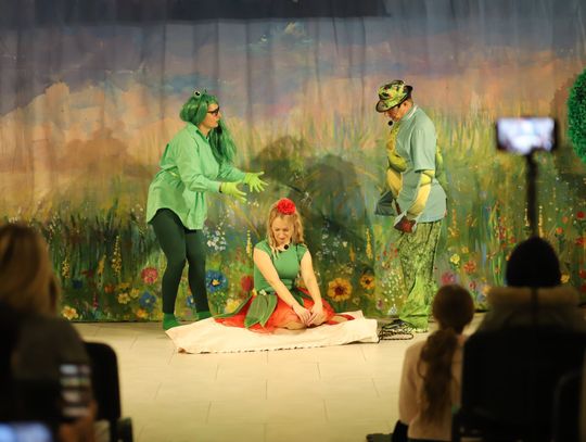 Uczestnicy działań Miejsko-Gminnego Centrum Kultury w Oleśnicy podczas wydarzenia kulturalnego