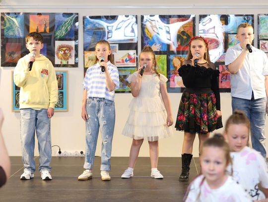 Uczestnicy działań Miejsko-Gminnego Centrum Kultury w Oleśnicy podczas wydarzenia kulturalnego