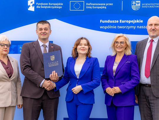 Podpisanie umów na dofinansowanie inwestycji samorządowych w Pałacu Karskich we Włostowie