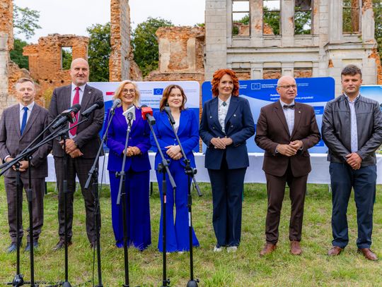 Podpisanie umów na dofinansowanie inwestycji samorządowych w Pałacu Karskich we Włostowie